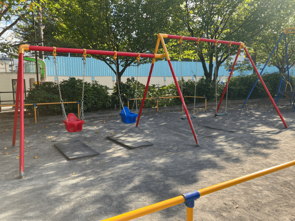 北区立北谷端公園のブランコ