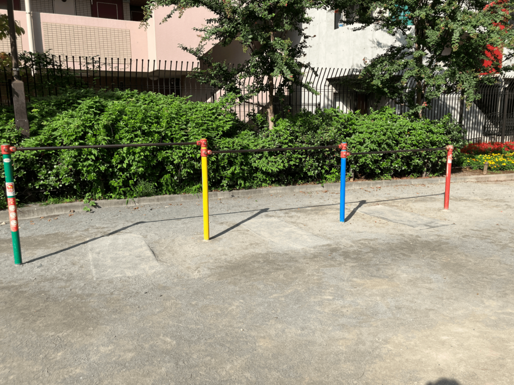 北区立北谷端公園の鉄棒