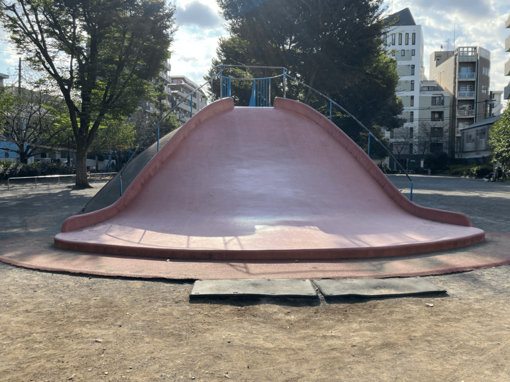 北区立北谷端公園の滑り台
