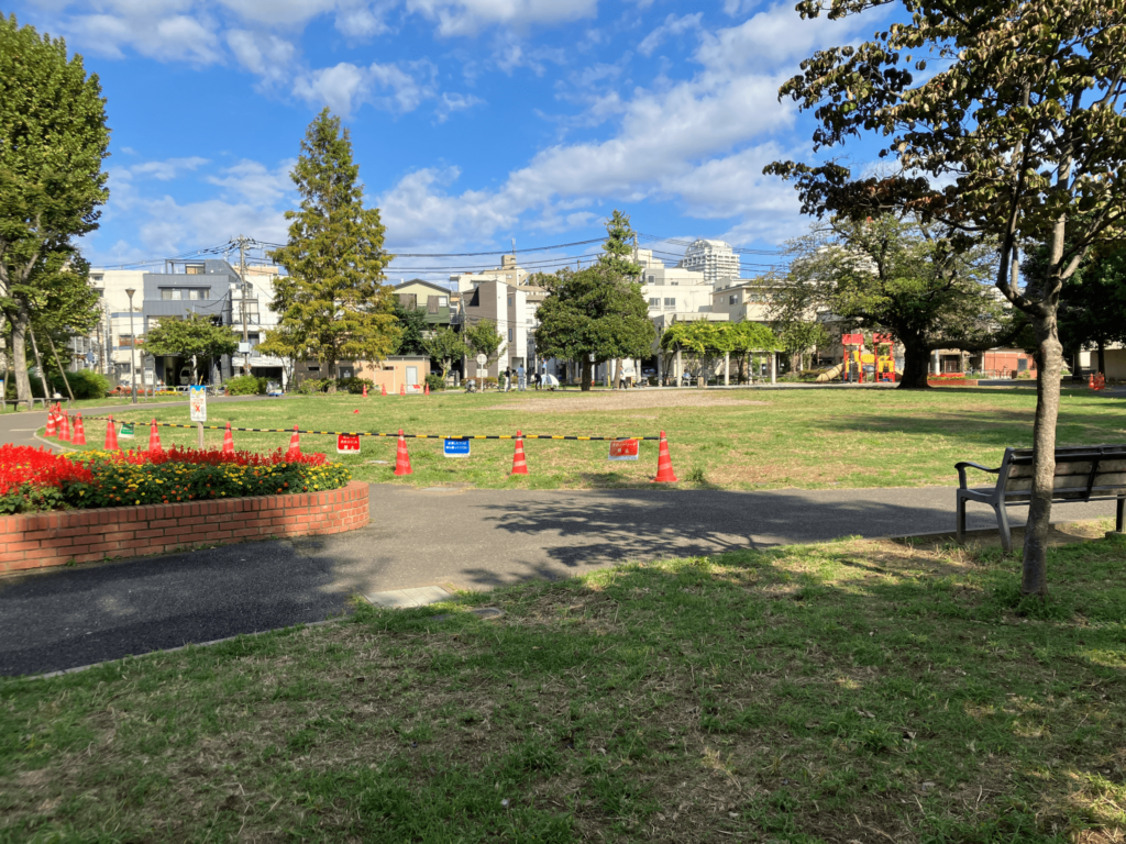 北区立南谷端公園の広場