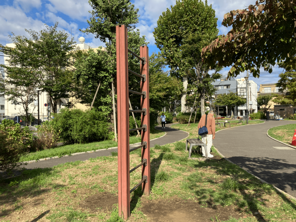 北区立南谷端公園の垂直ハシゴ