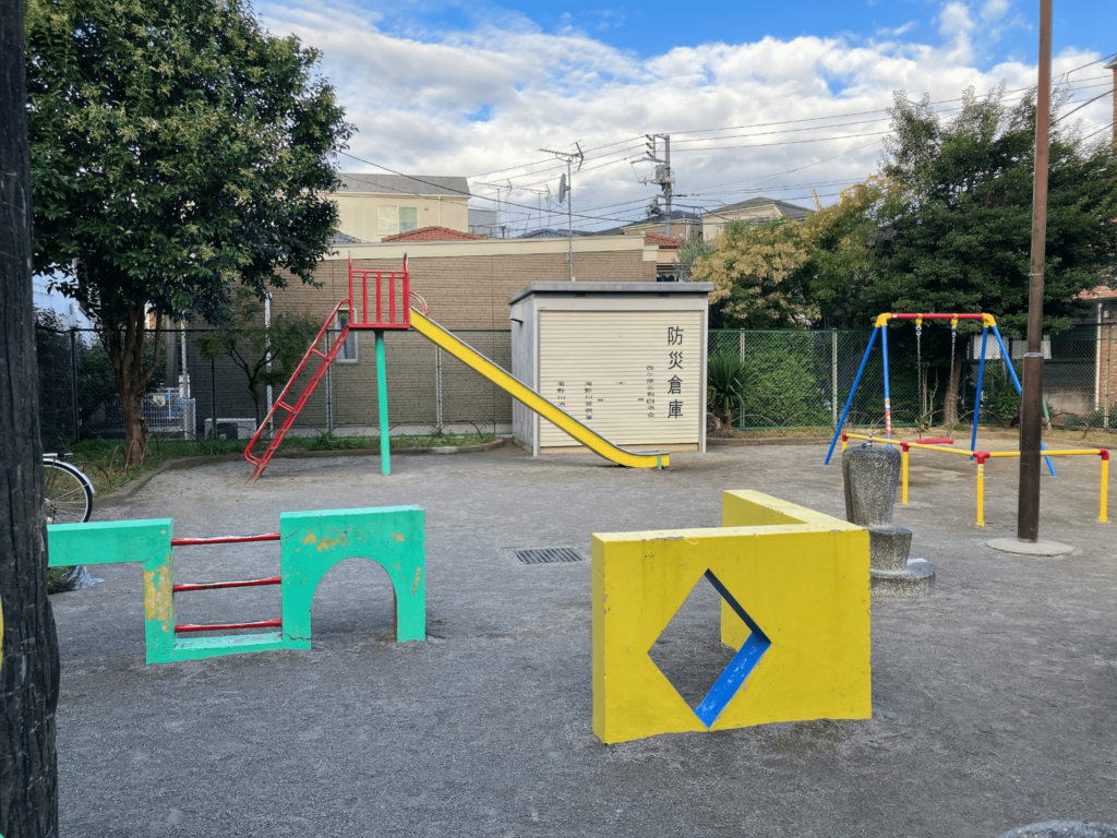 北区立西ヶ原三丁目児童遊園のカラフル遊具