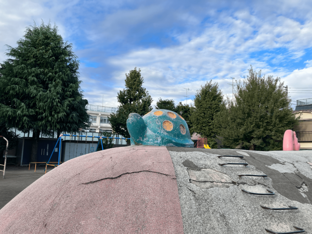 西ヶ原公園の亀のオブジェ