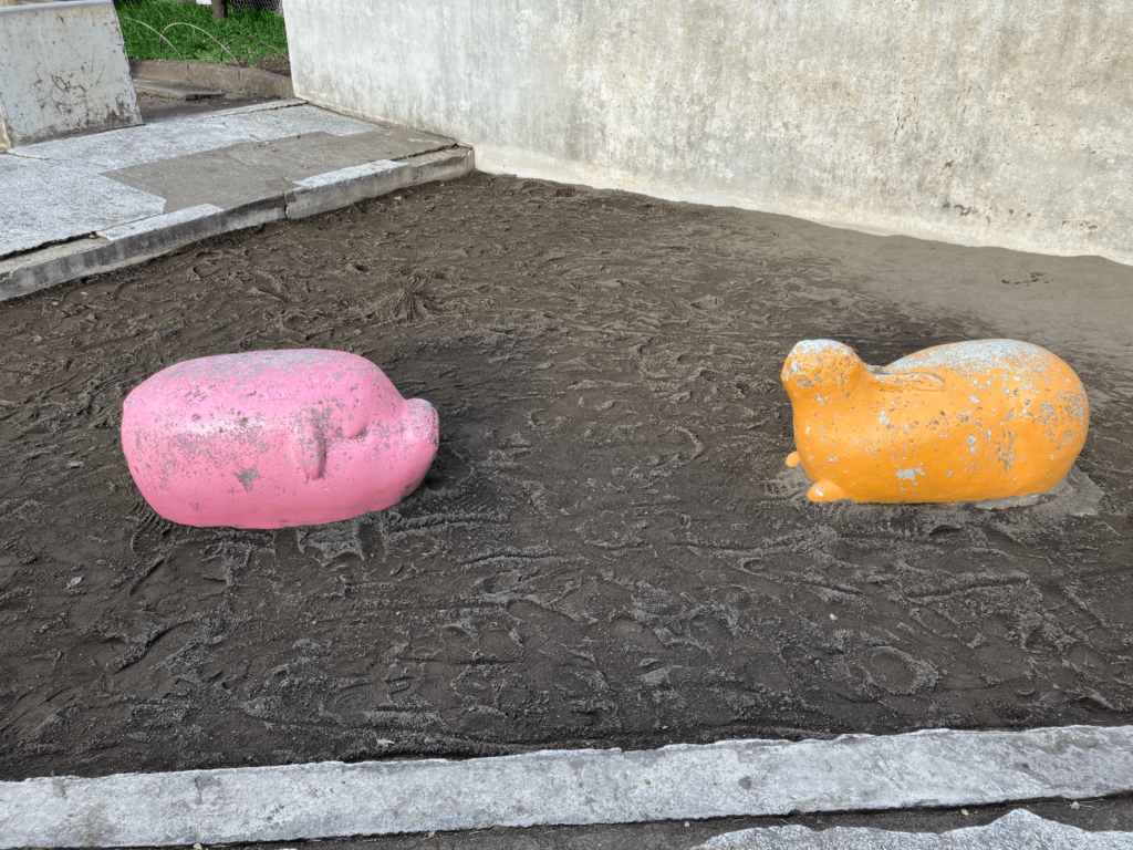 西ヶ原公園の砂場にいる豚とウサギのオブジェ