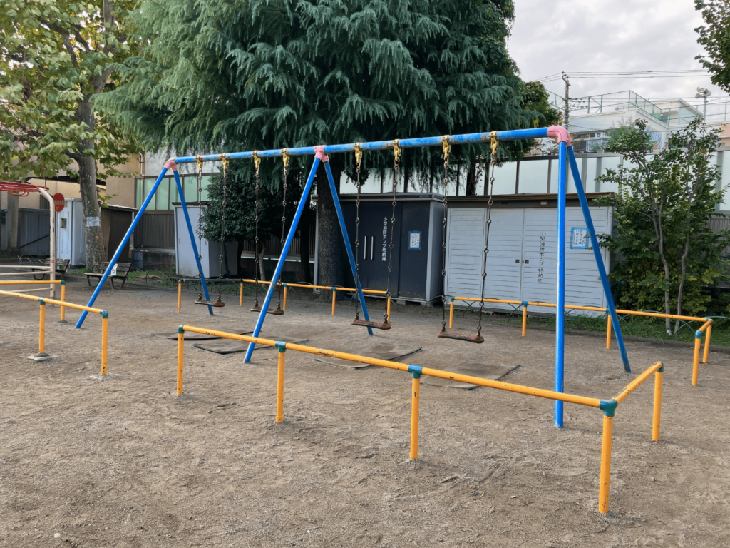西ヶ原公園のブランコ