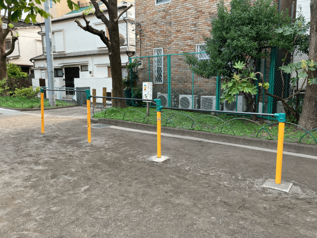 西ヶ原公園の鉄棒