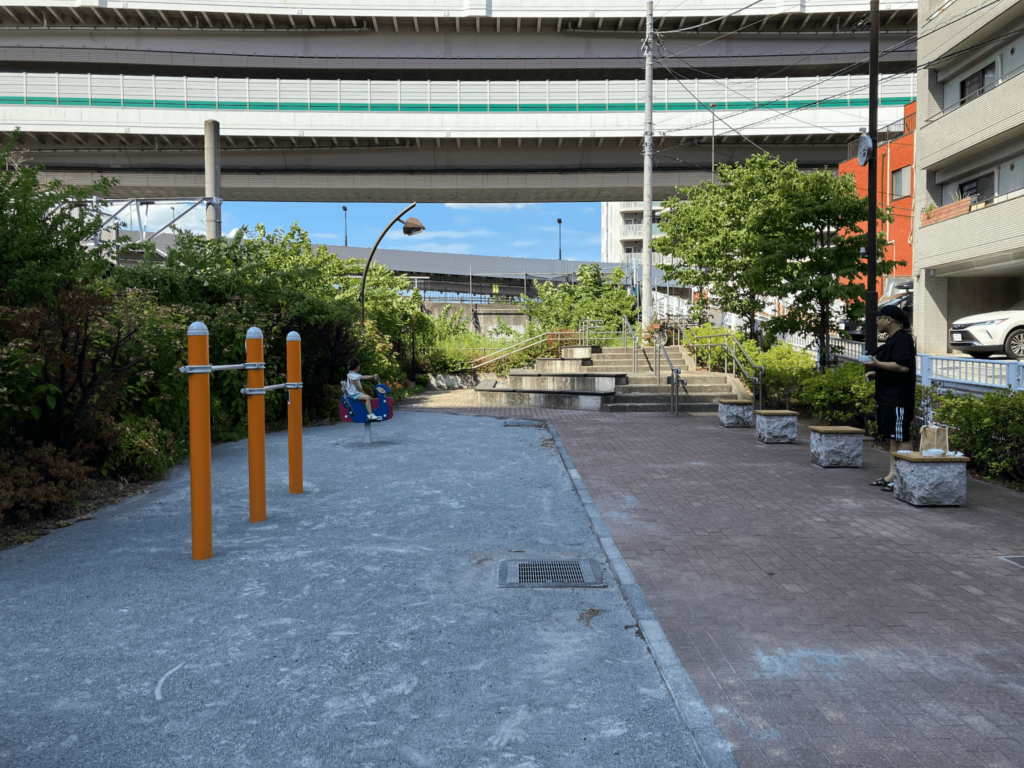 板橋一丁目電車の見える公園の全体写真